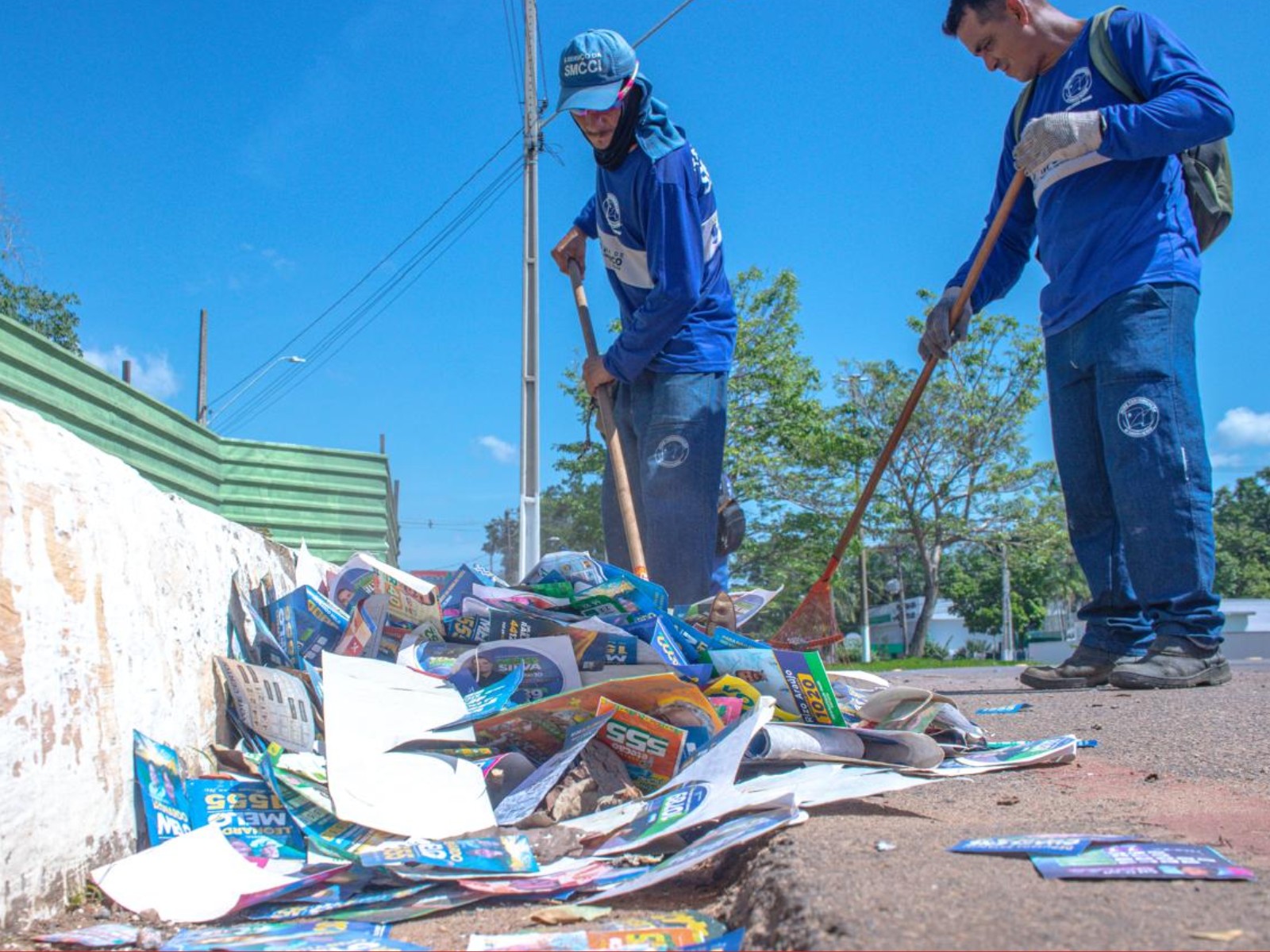 Equipes de limpeza devem recolher 10 toneladas de lixo eleitoral por dia após 1º turno em Rio Branco
