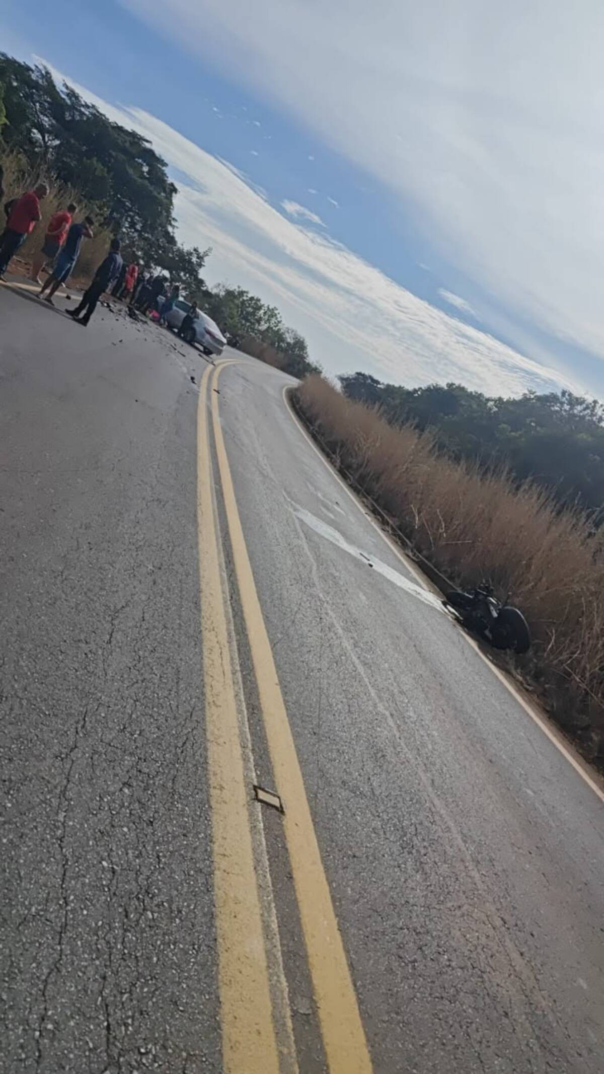 Motociclista morre após bater de frente com carro durante ultrapassagem na MG-188