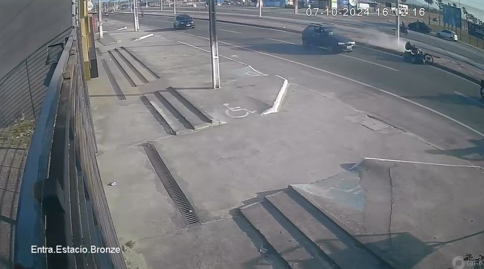 Motorista do veículo não prestou socorro e fugiu do local. Polícia investiga o caso. — Foto: Reprodução/TV Verdes Mares