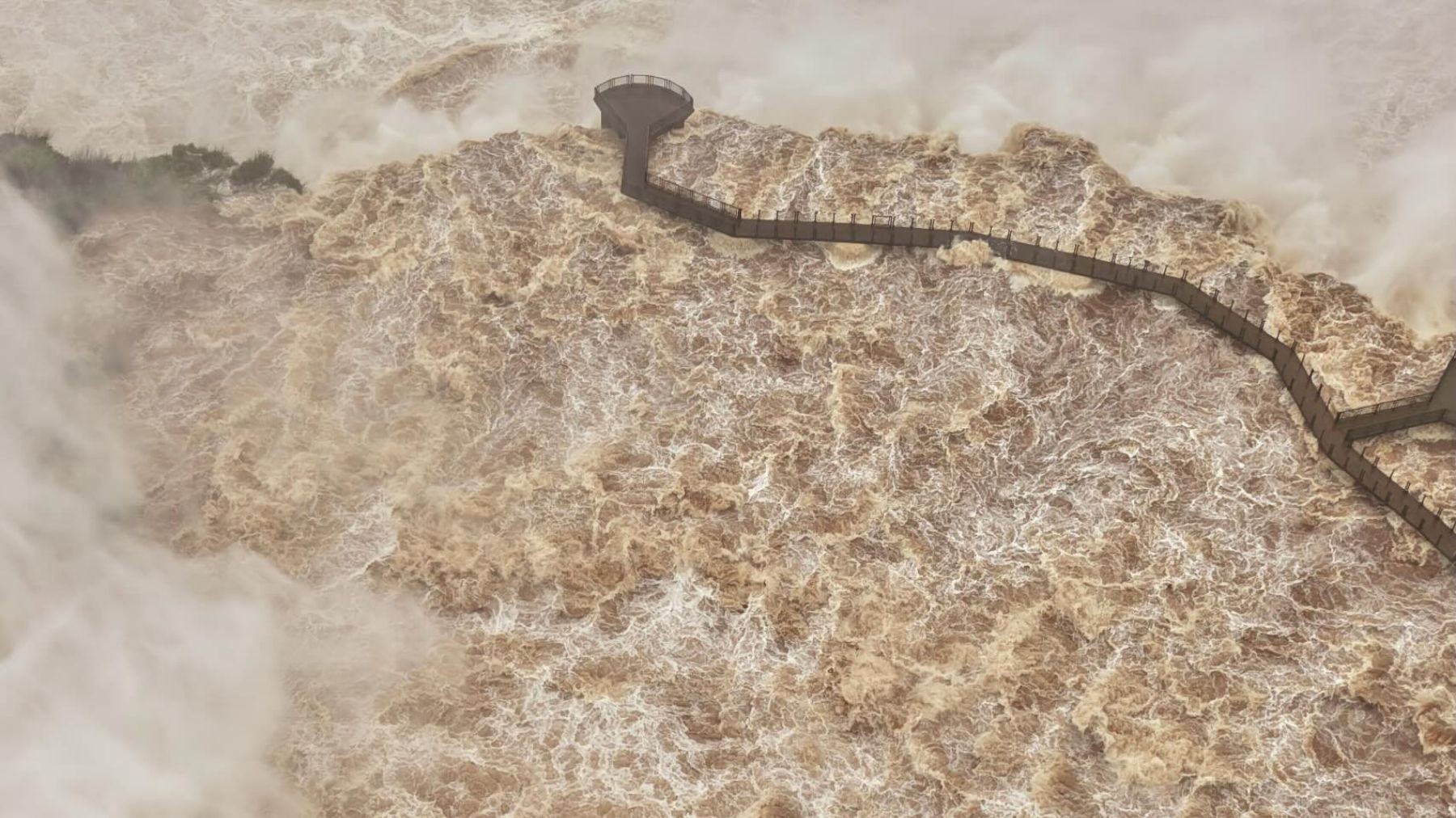 VÍDEO: Cataratas do Iguaçu atingem maior vazão do ano, com volume dez vezes acima da média, e água passa por cima da passarela
