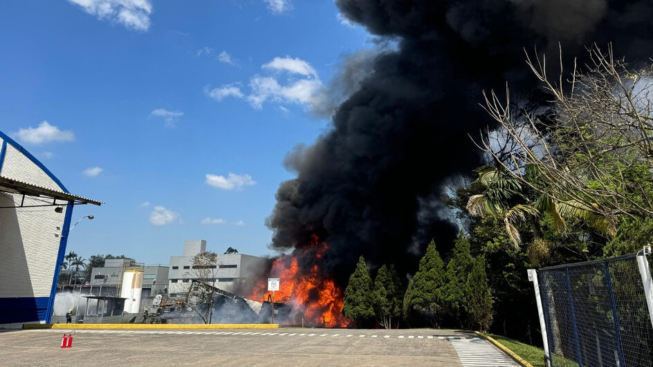 Incêndio de grandes proporções atinge indústria e evacua shopping em Criciúma; VÍDEO