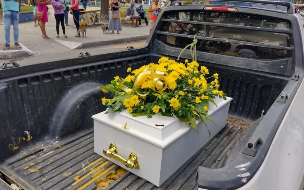 Cachorro ganha cortejo fúnebre no recôncavo da Bahia — Foto: Léo Conceição/Arquivo Pessoal