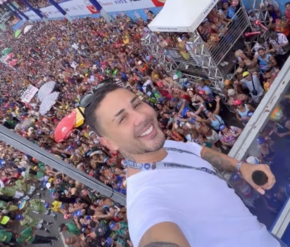 Carlinhos Maia estreia no carnaval de Pernambuco e 'paga de cantor' em trio no Galo da Madrugada