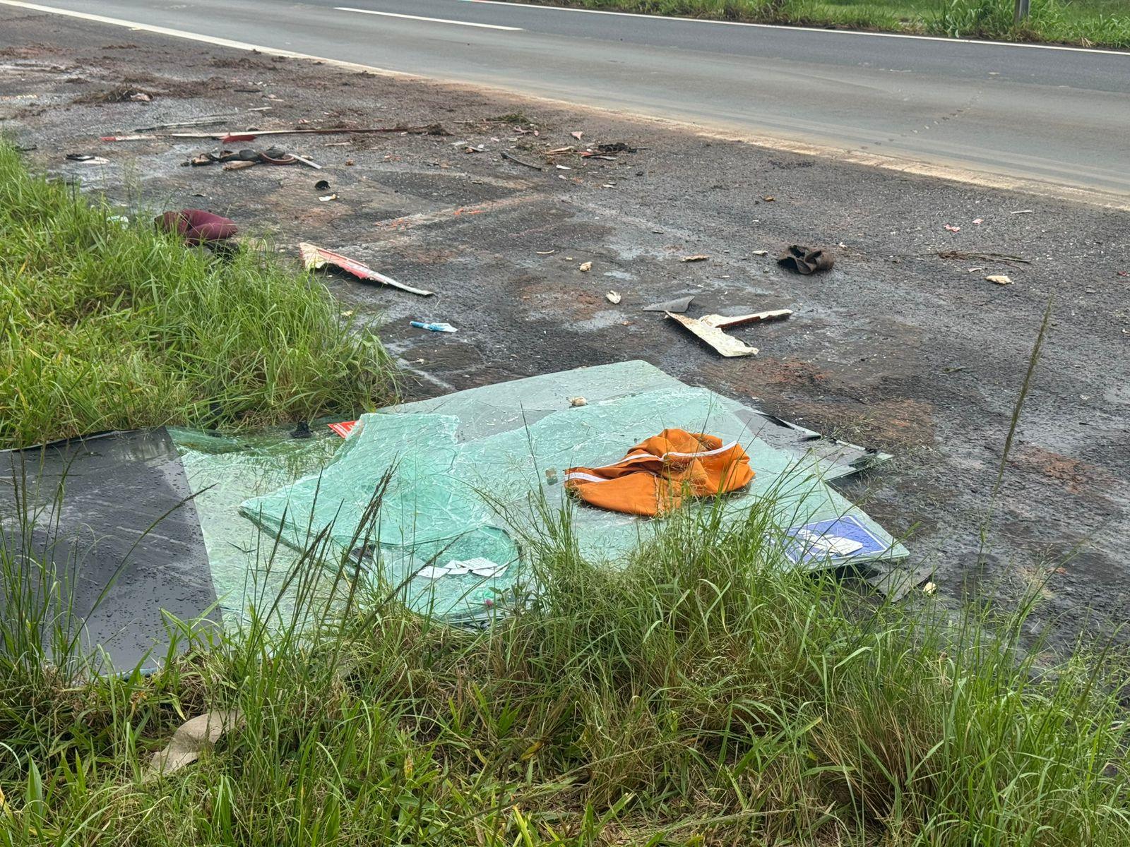Ônibus tomba na rodovia Washington Luís e deixa feridos em Uchoa, SP