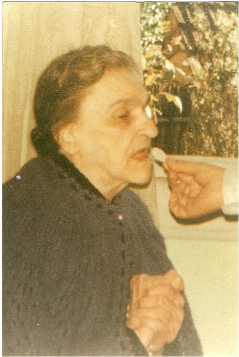 Morte de Floripes Dornelas de Jesus, a Lola, completa 25 anos: religiosa é conhecida por alimentar-se somente de hóstia por mais de 60 anos