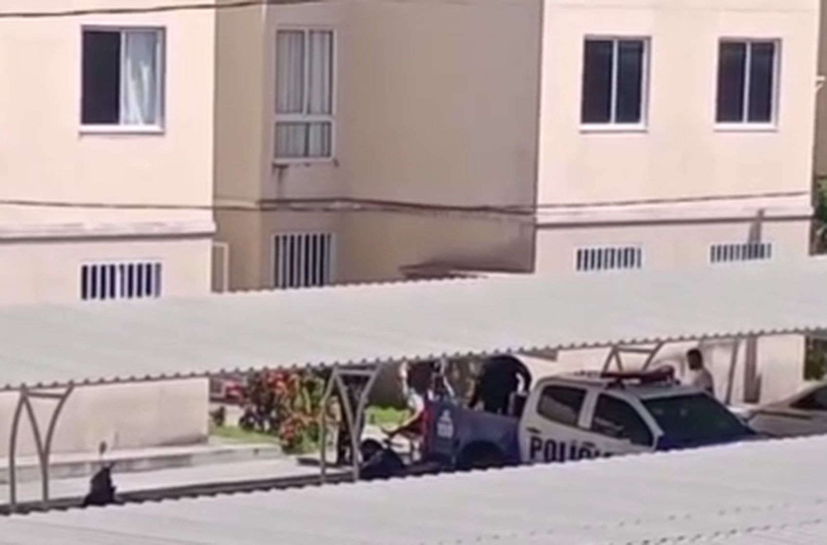 Suspeitos morrem após troca de tiros durante abordagem policial dentro de condomínio em Aracaju