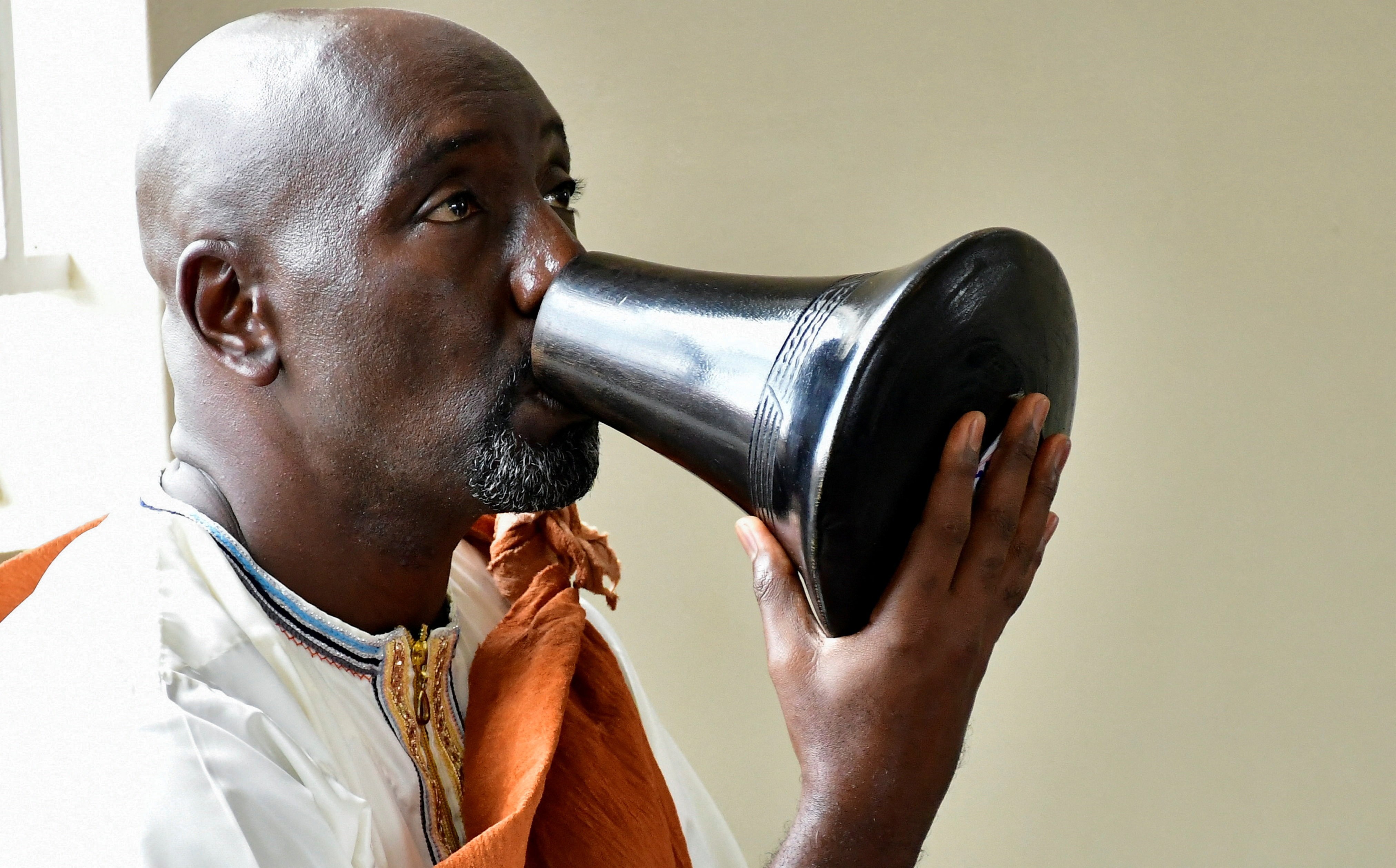 Jornalista vira rei em Uganda em meio a disputa por sucessão
