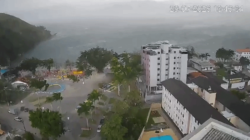 VÍDEO: Vendaval arranca estrutura metálica de cobertura de prédio em Caraguatatuba, no Litoral Norte de SP