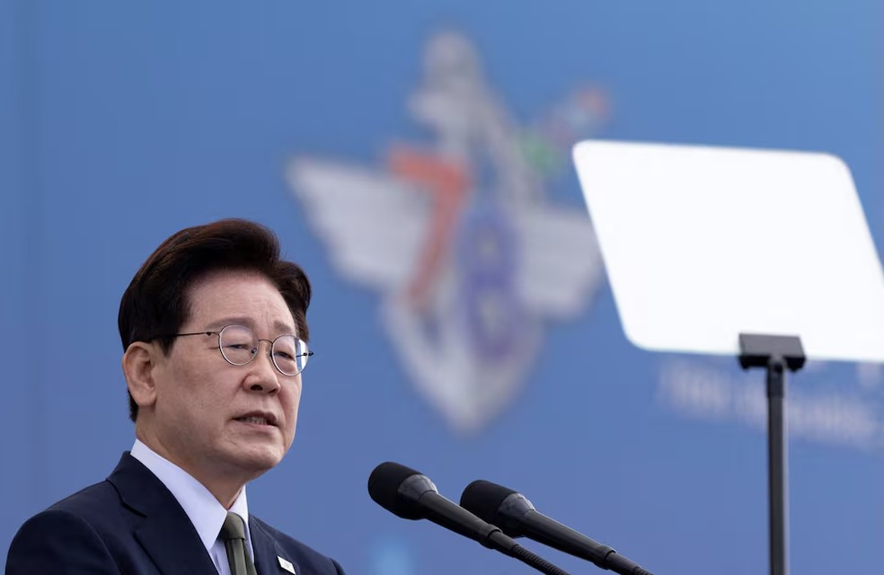 O presidente sul-coreano Lee Jae Myung faz um discurso durante o 78º Dia das Forças Armadas em uma base militar em Gyeryong-City, Coreia do Sul, 01 de outubro de 2026. — Foto: JEON HEON-KYUN/Pool via REUTERS/Foto de arquivo
