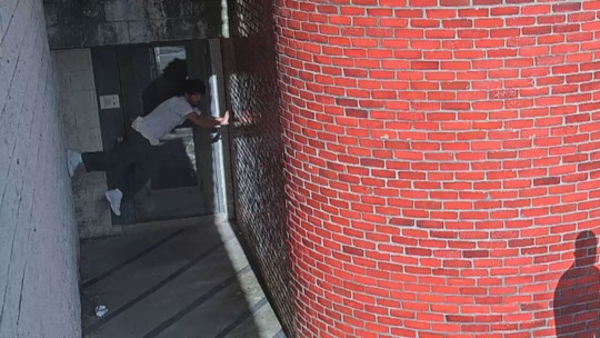 
Brasileiro capturado nos EUA fugiu de centro para menores infratores pulando muro, em 2006; veja histórico de crimes e fugas - Programa: Fantástico 