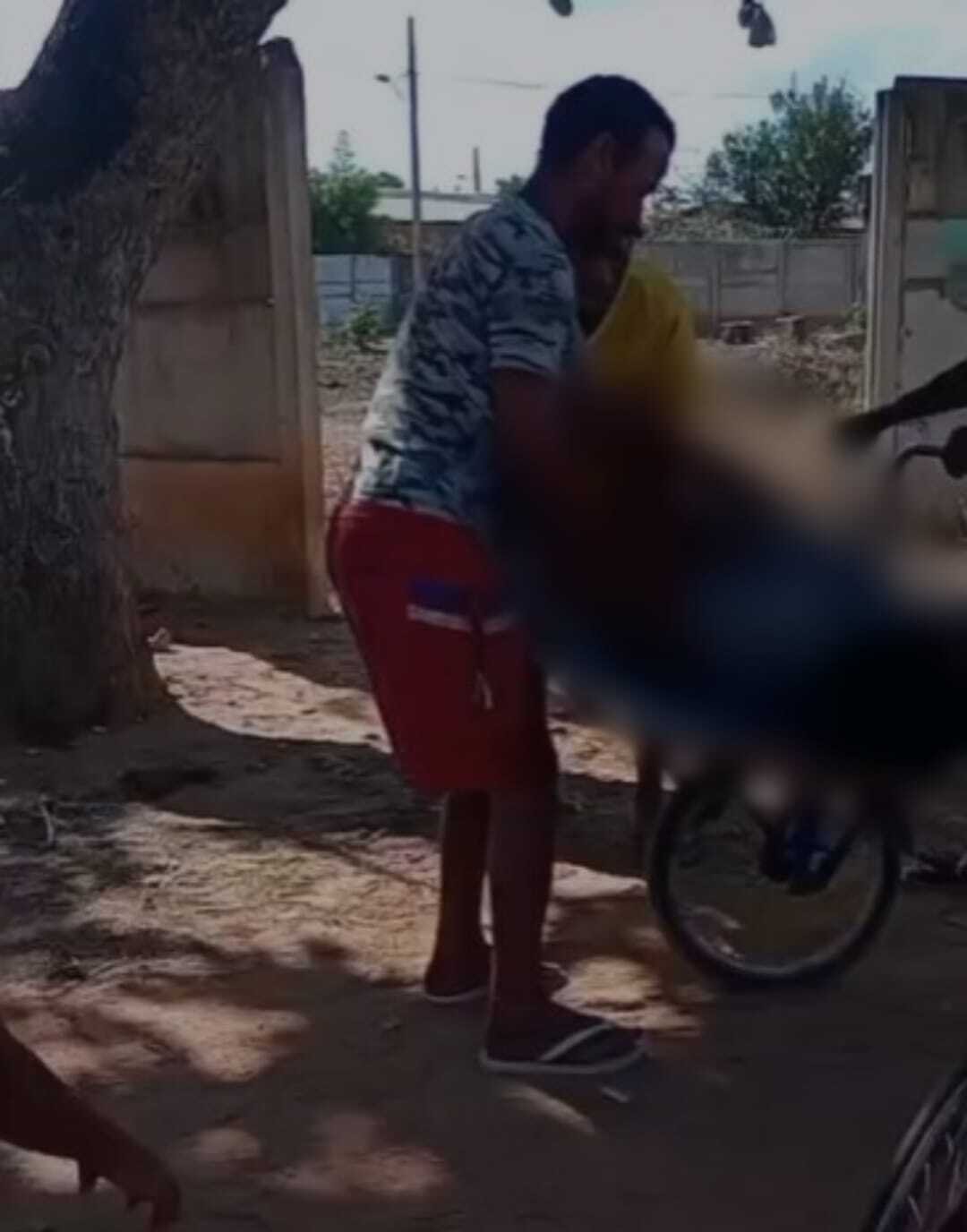 Sem apoio, família leva corpo em bicicleta após morte de homem em Pirapora; veja vídeo