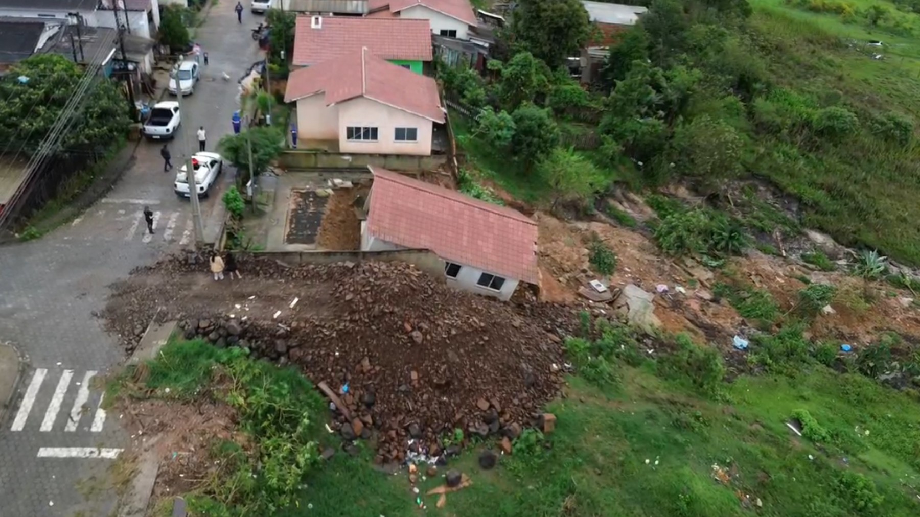 Casa desliza intacta em barranco após chuvas em Imbituva