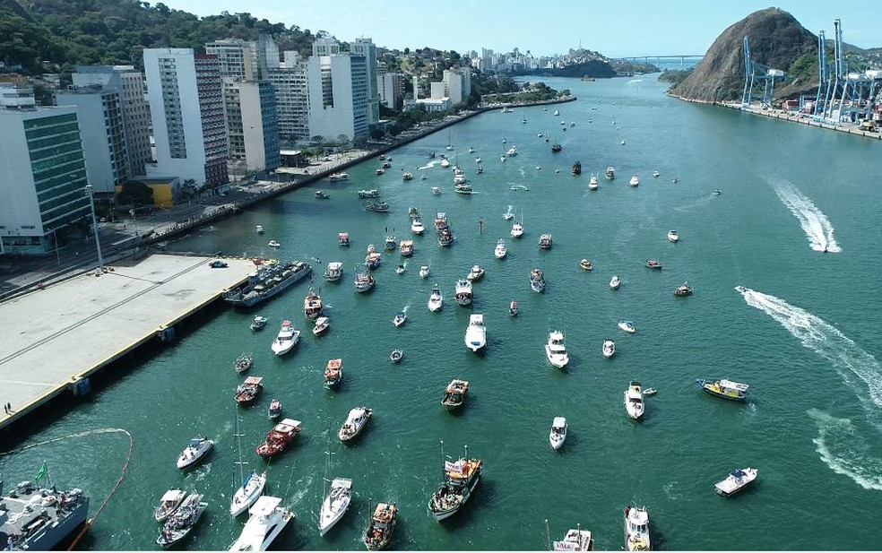 Tradicional procissão marítima de São Pedro (foto de 2022) — Foto: Bernardo Bracony/TV Gazeta
