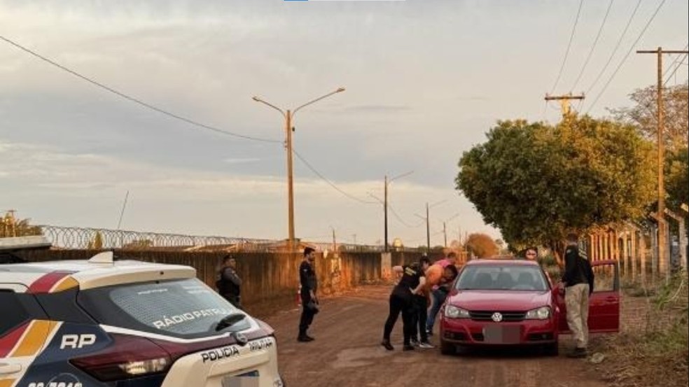 Um barbeiro foi encontrado morto dentro do próprio carro pela Polícia Militar — Foto: Juína News