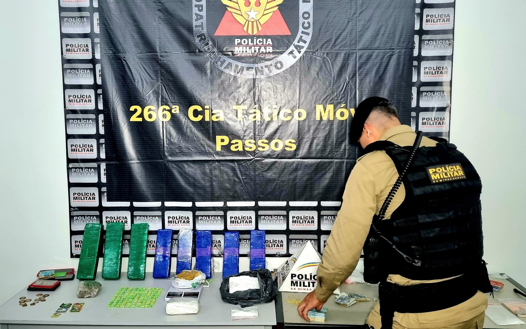 Casal é preso e filho de 14 anos é apreendido por suspeita de tráfico de drogas em Passos, MG