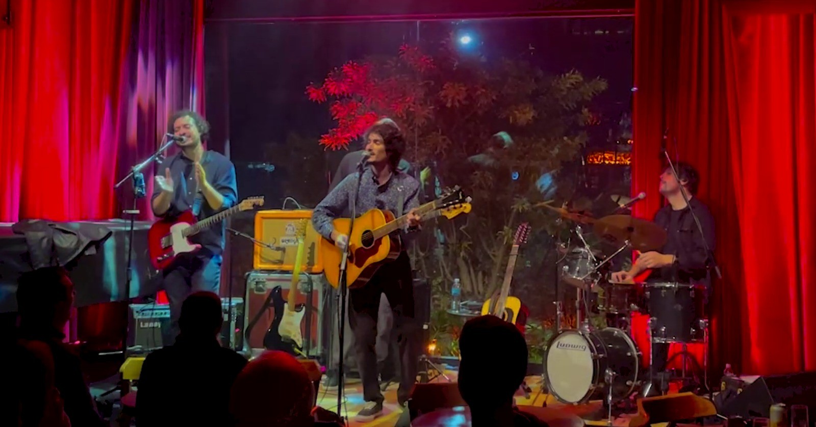 Teatro Gacemss recebe show 'Ecos dos Anos 60: Uma viagem musical pela década de 60', em Volta Redonda 