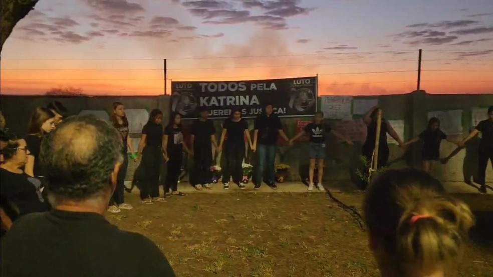 Familiares e amigos se reúnem em protesto pedindo justiça por Katrina em Promissão (SP). — Foto: Matheus Boniventi/ Divulgação
