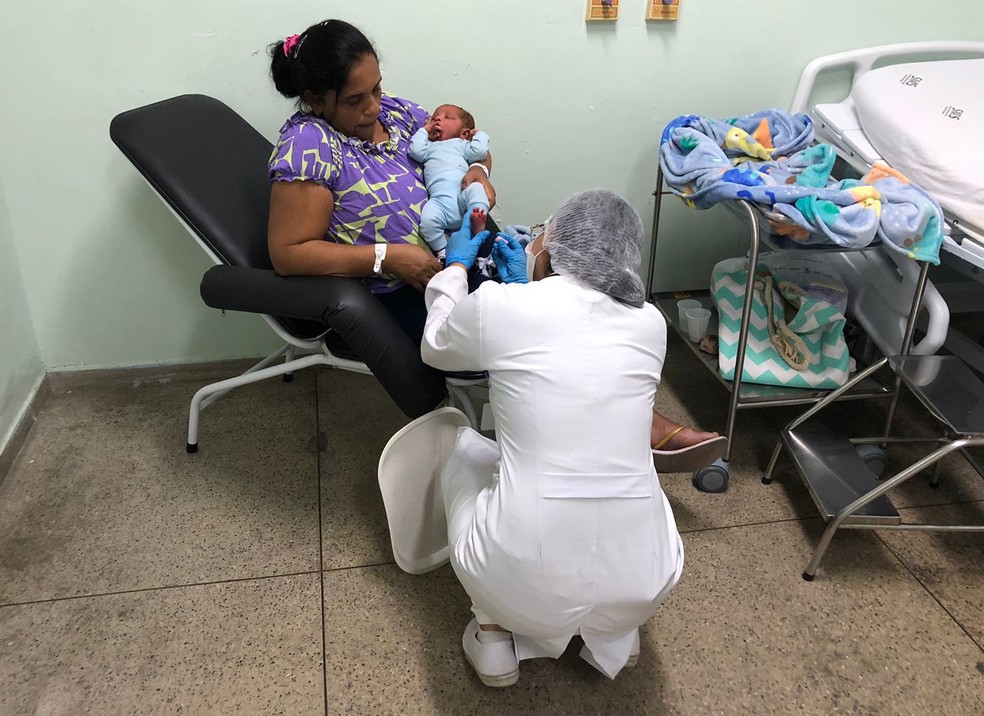 O pequeno Miguel Lucas passou pelo teste do pézinho no Hospital Municipal de Governador Valadares — Foto: João Marcos Lima/Inter TV dos Vales