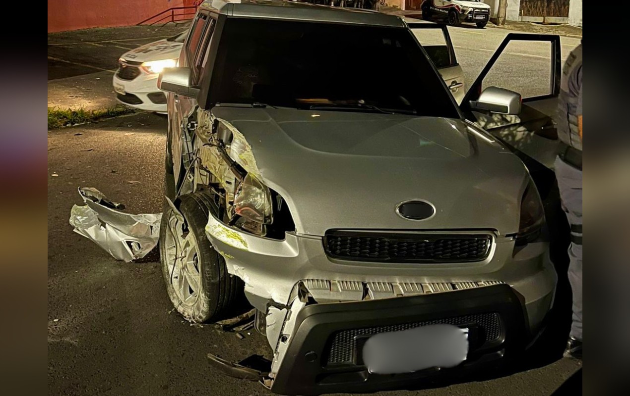 Adolescentes rendem mulher, roubam carro e batem em poste durante fuga em Sorocaba 