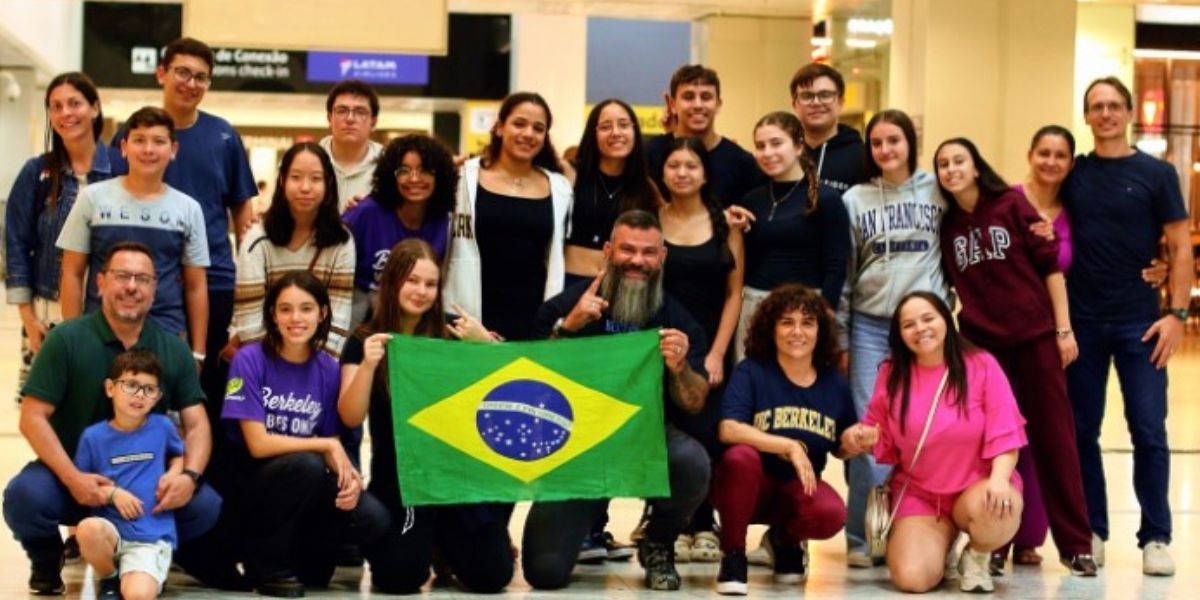 Estudante relata alívio ao chegar ao Brasil depois de três dias retida com colegas em aeroporto nos EUA: 'Sensação libertadora'