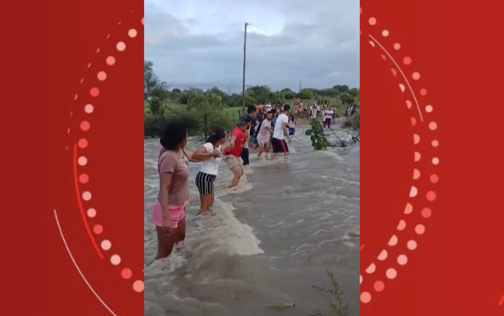 Corrente humana em riacho, carro levado pela correnteza e casas demolidas: chuvas causam estragos em cidades do interior da Bahia
