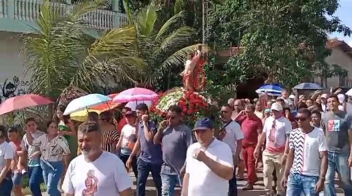 Fiéis vão às ruas pelo Círio de São Sebastião, em Santa Bárbara, na Grande Belém