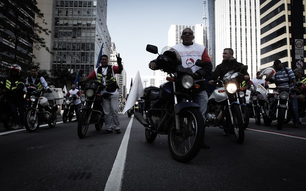 São Paulo - Motoboys fecharam a Av. Paulista durante protesto nesta quinta — Foto: Caio Kenji/G1