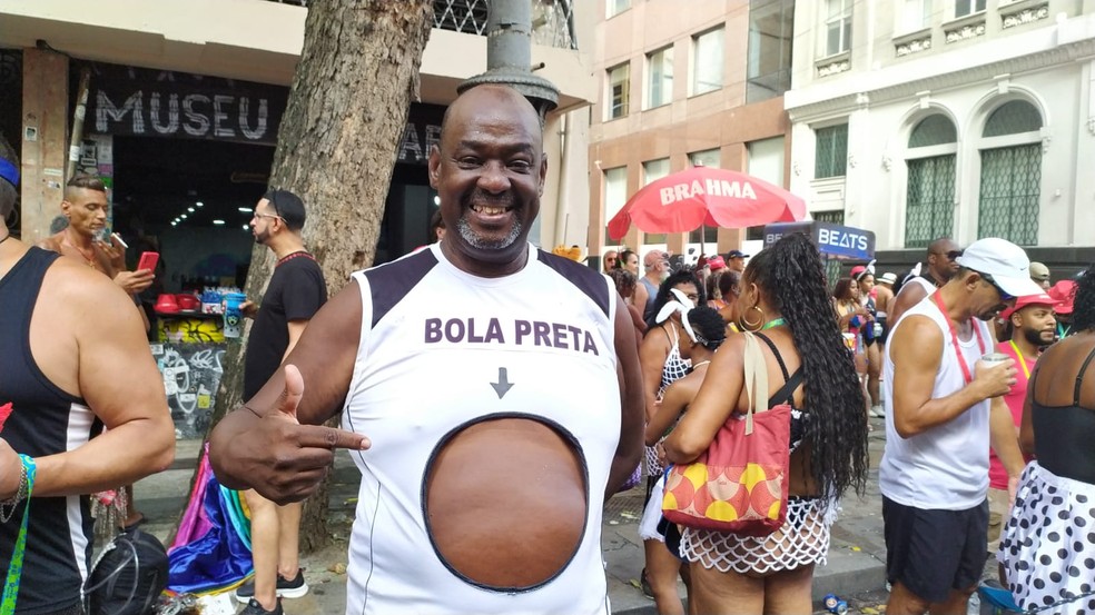 Ricardo Marinho usa a mesma fantasia há 20 anos para desfilar no Cordão da Bola Preta — Foto: Patrícia Teixeira / g1