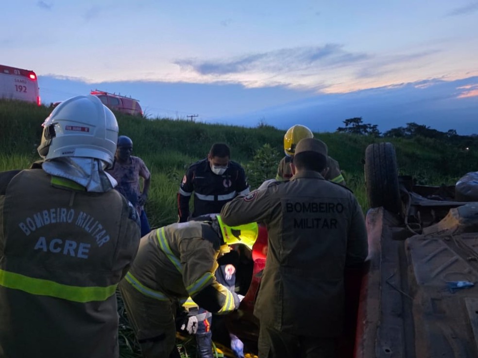 Vítimas foram retiradas do veículo com ajuda dos bombeiros — Foto: Arquivo/Corpo de Bombeiros do Acre