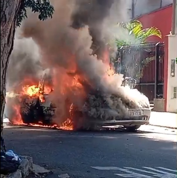Carro fica em chamas em São José dos Campos