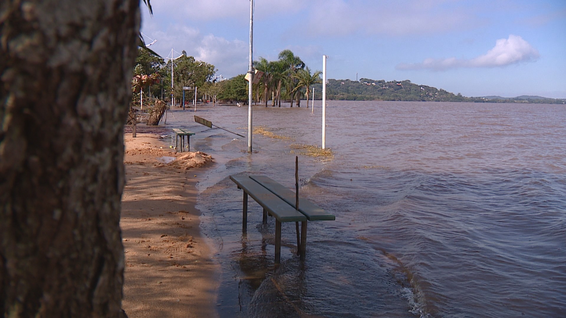 Dia de sol ajuda na limpeza após enchentes na grande Porto Alegre; Região Sul do RS segue alagada