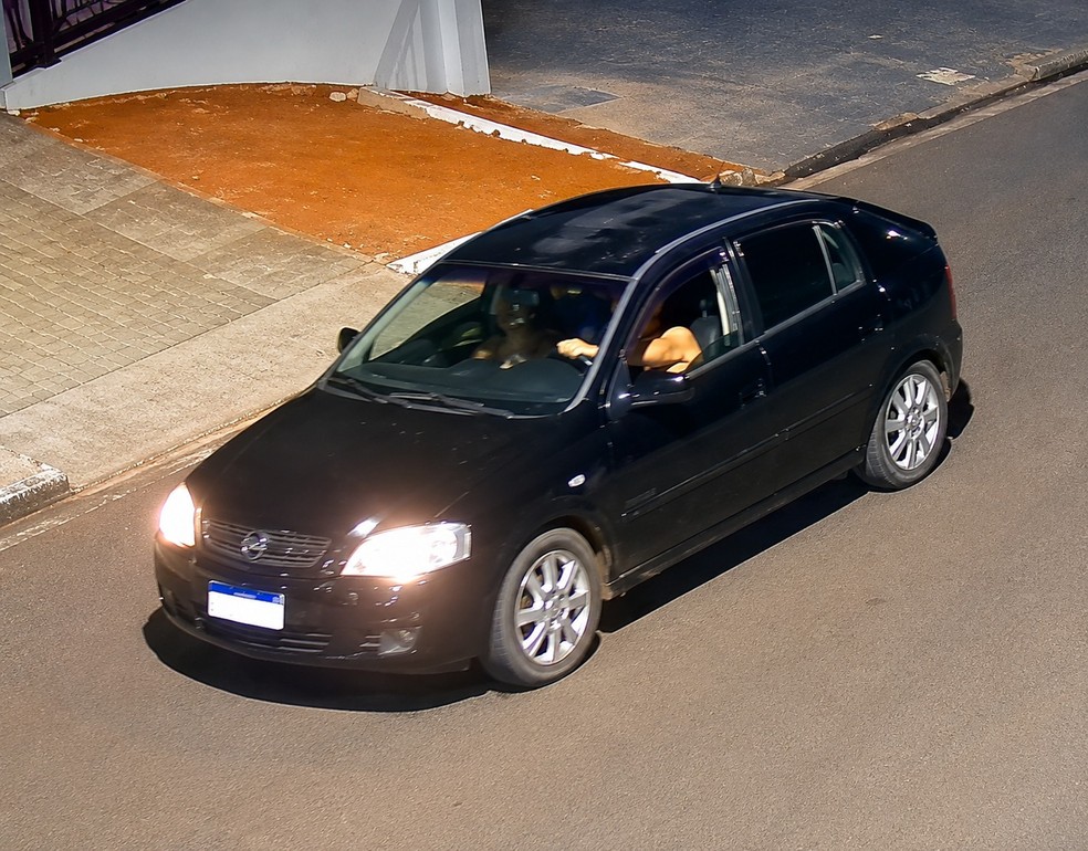 Imagem que comprova que Márcio estava dirigindo o carro, com Iria e Maria Laura como passageiras. — Foto: Polícia Civil