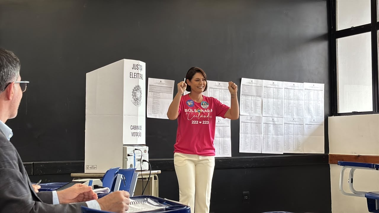 Eleições no DF: Michelle Bolsonaro (PL) vota no Lago Sul
