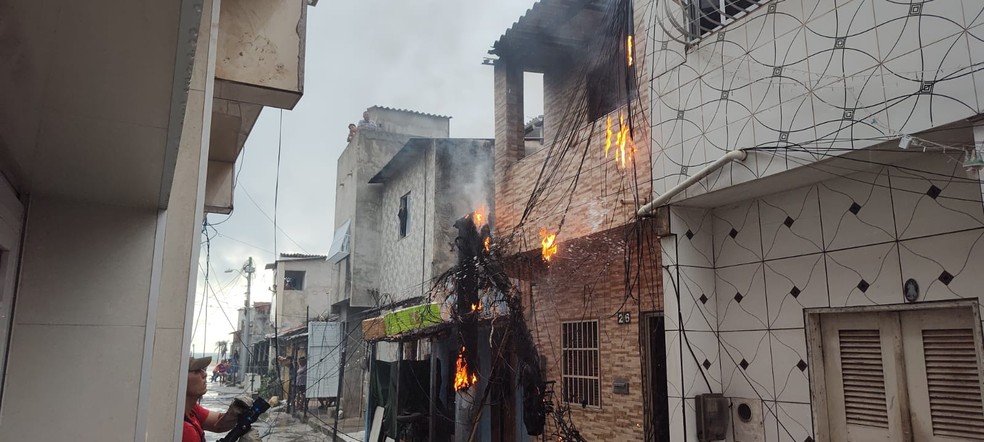 Bombeiros apagaram incêndio em fiação que ameaçava casas no Bairro Cais do Porto. — Foto: Corpo de Bombeiros/ Divulgação
