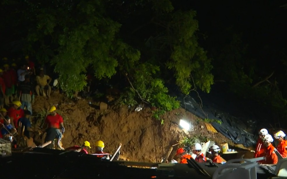 Buscas seguiram por toda noite e madrugada em Salvador — Foto: TV Bahia