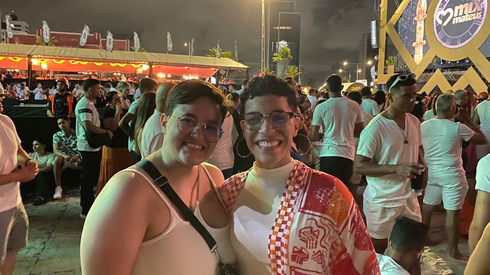 Yasmin Faustino e Júlia Alencar aproveitaram a chegada de 2024 na praia do Pina, no Recife — Foto: Artur Ferraz/g1