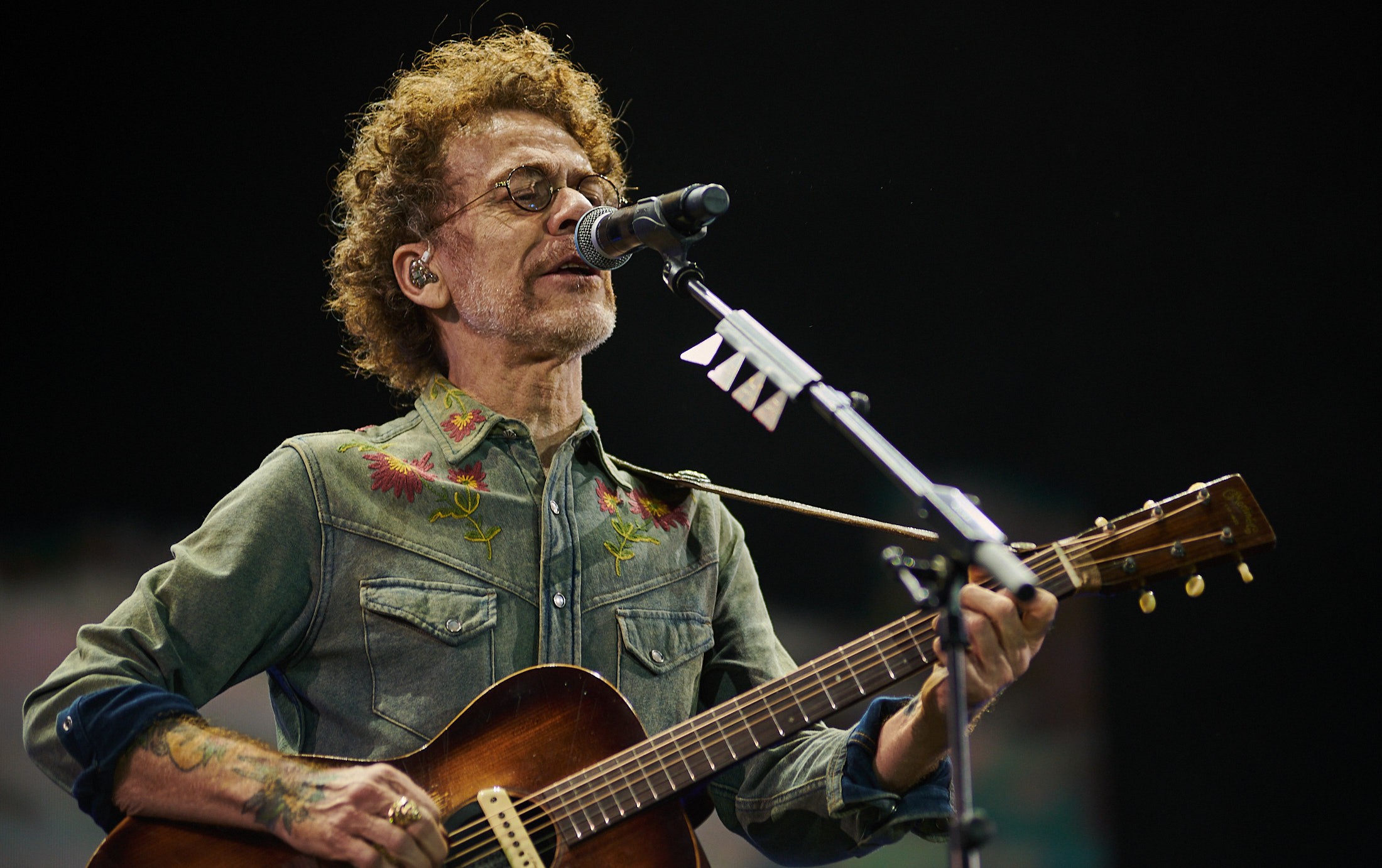 Acompanhado do filho, Nando Reis canta 40 anos de sucessos no João Rock 2025
