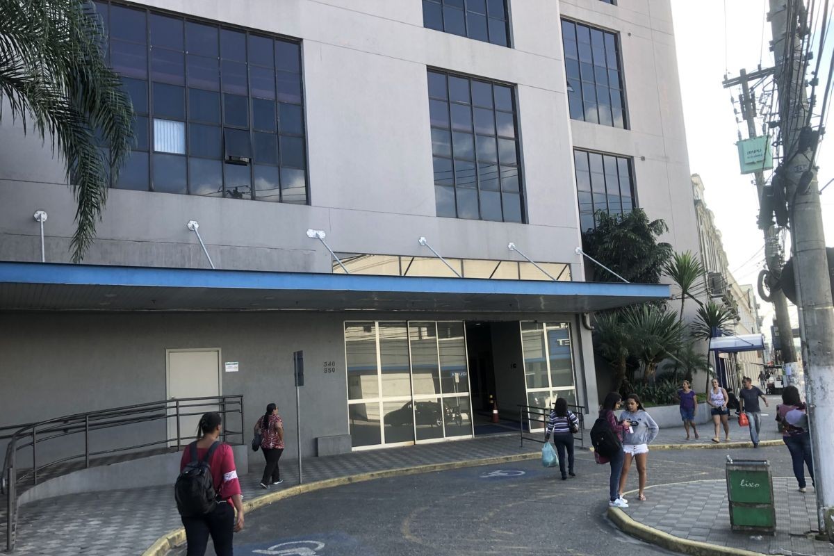 Aluna denuncia professor de 72 anos que pediu para ela arrumar as calças dele durante aula no litoral de SP 