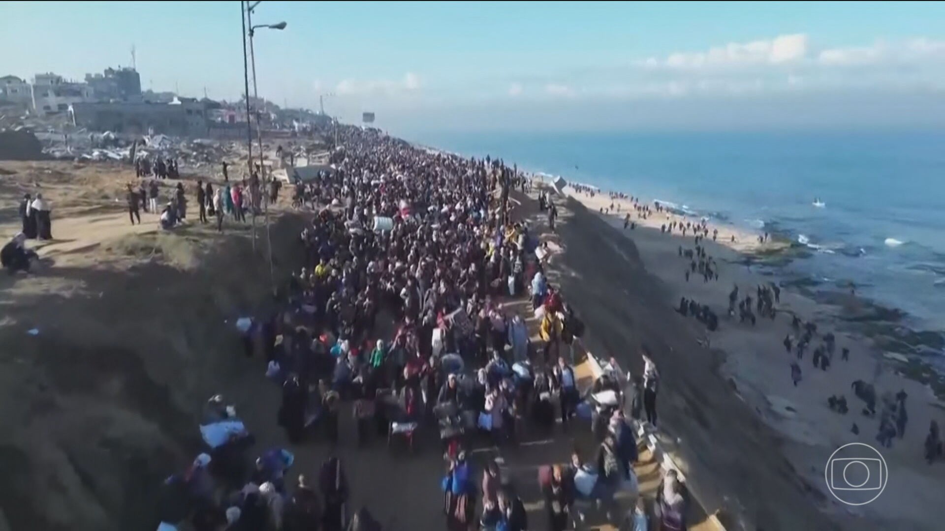 Pelo segundo dia, palestinos enfrentam longa jornada de volta para o que restou das casas na Faixa de Gaza