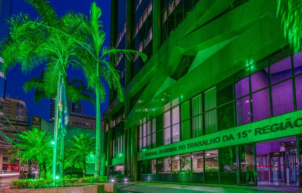 Sede judicial do TRT-15 com iluminação especial sobre o "Abril Verde" — Foto: Paulo Arantes/TRT-15