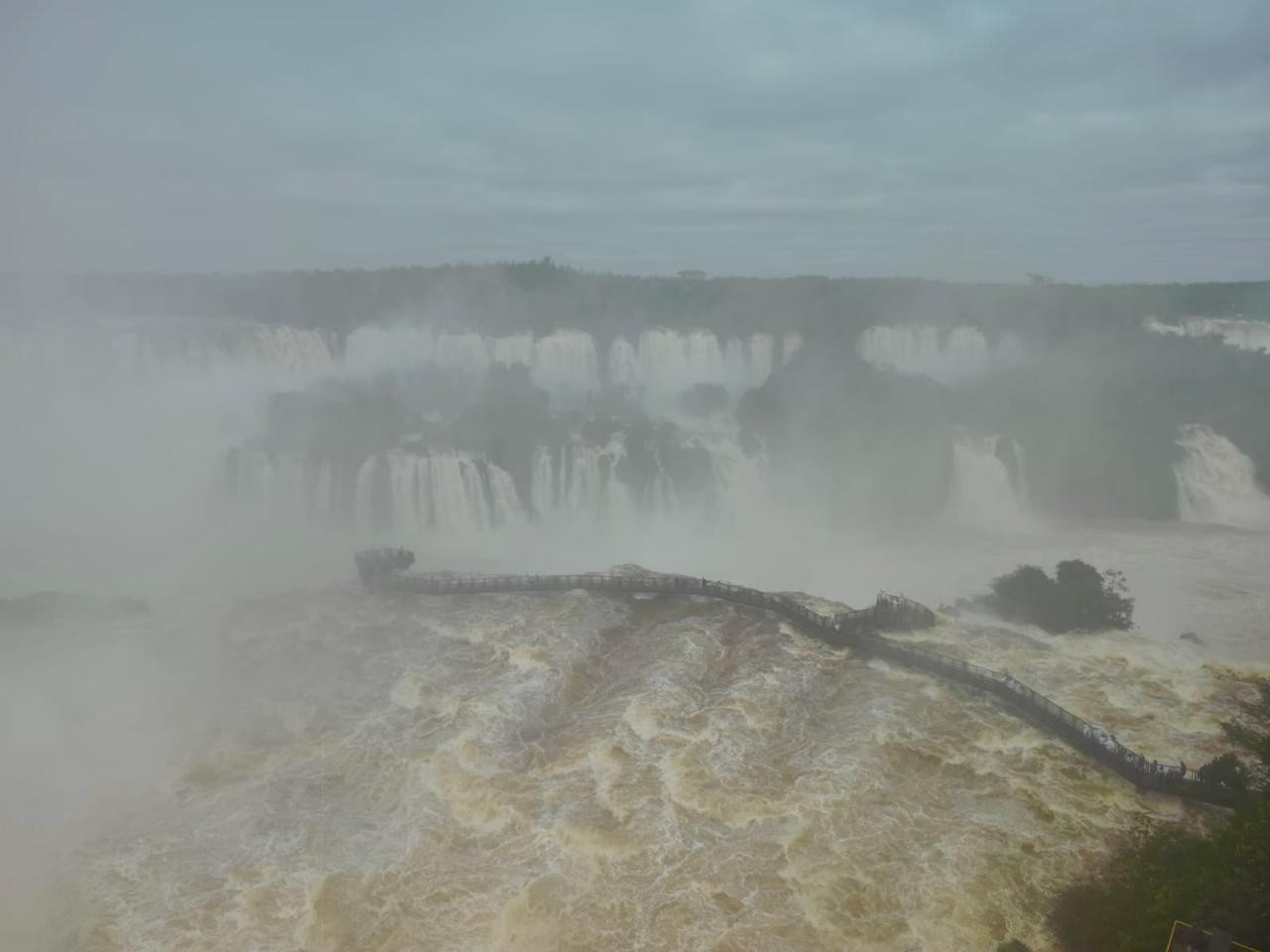 Vazão das Cataratas do Iguaçu faz parque fechar acesso à passarela; passeio turístico de barco é suspenso