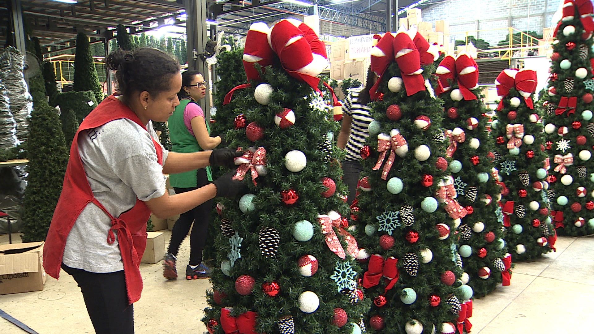 Fábrica de decoração de Natal abre quase 50 vagas temporárias em Jacareí; veja como se candidatar