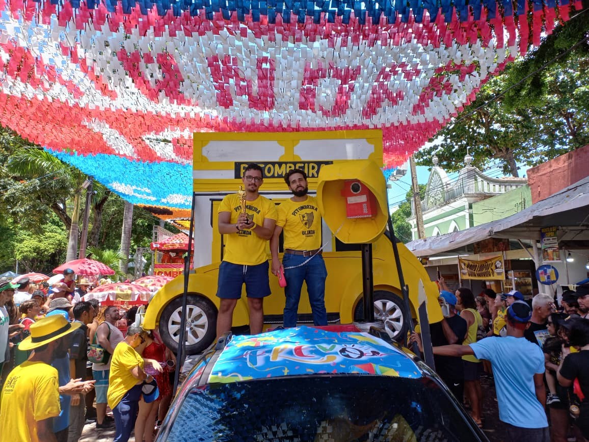 Pitombeira homenageia 'O Agente Secreto' e volta a usar carro alegórico nas ladeiras após mais de 30 anos; VÍDEO 