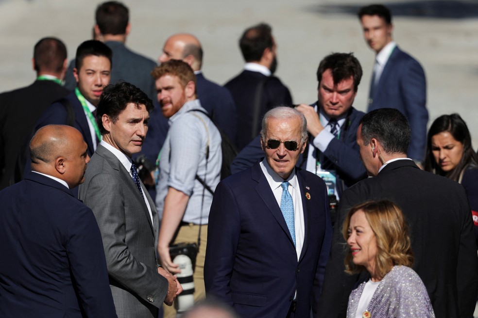 Justin Trudeau, Joe Biden e Giorgia Meloni chegam atrasados para foto no G20, nesta segunda-feira (18), no Rio de Janeiro. — Foto: Ricardo Moraes/Reuters