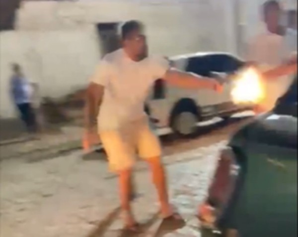 Policial militar foi filmado atirando contra fam�lia antes de assassinar motorista em Bel�m do S�o Francisco, no Sert�o de Pernambuco � Foto: Reprodu��o/WhatsApp