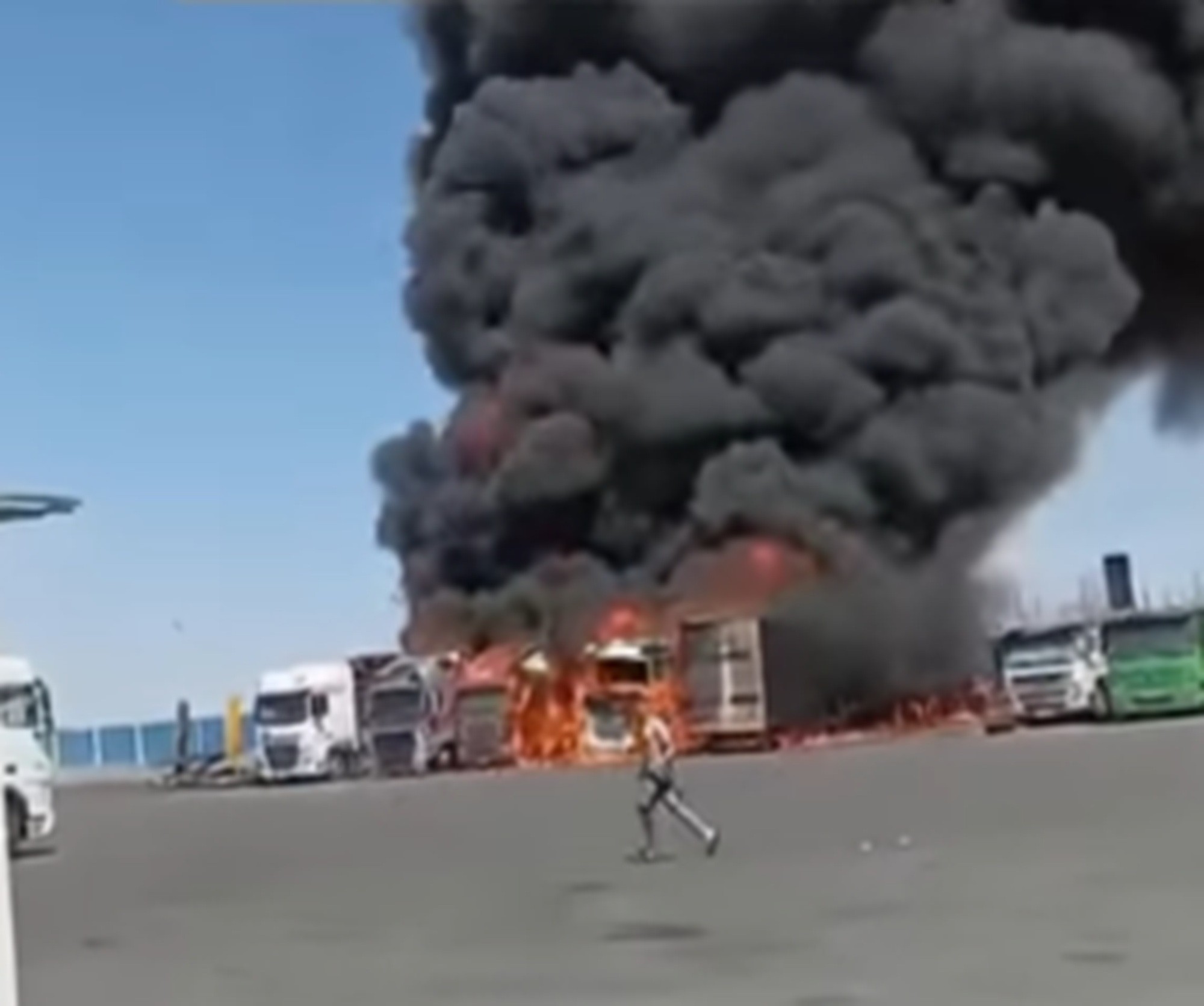 É #FAKE que vídeo de caminhões em chamas mostre reação à suposta greve de caminhoneiros no Brasil; cena ocorreu no Cazaquistão