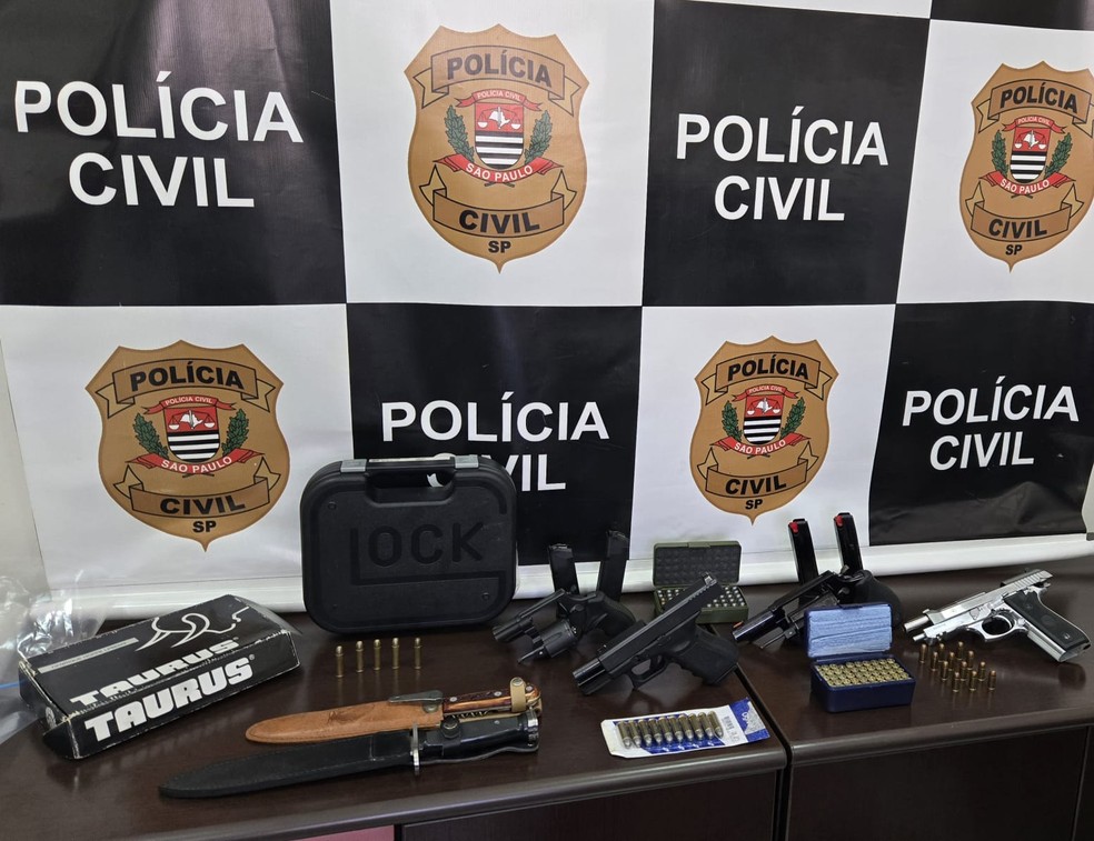 Pol&iacute;cia Civil apreende armas de fogo e muni&ccedil;&otilde;es em casa de piloto de avi&atilde;o em Campinas ap&oacute;s den&uacute;ncia de ex-namorada &mdash; Foto: Divulga&ccedil;&atilde;o/Pol&iacute;cia Civil