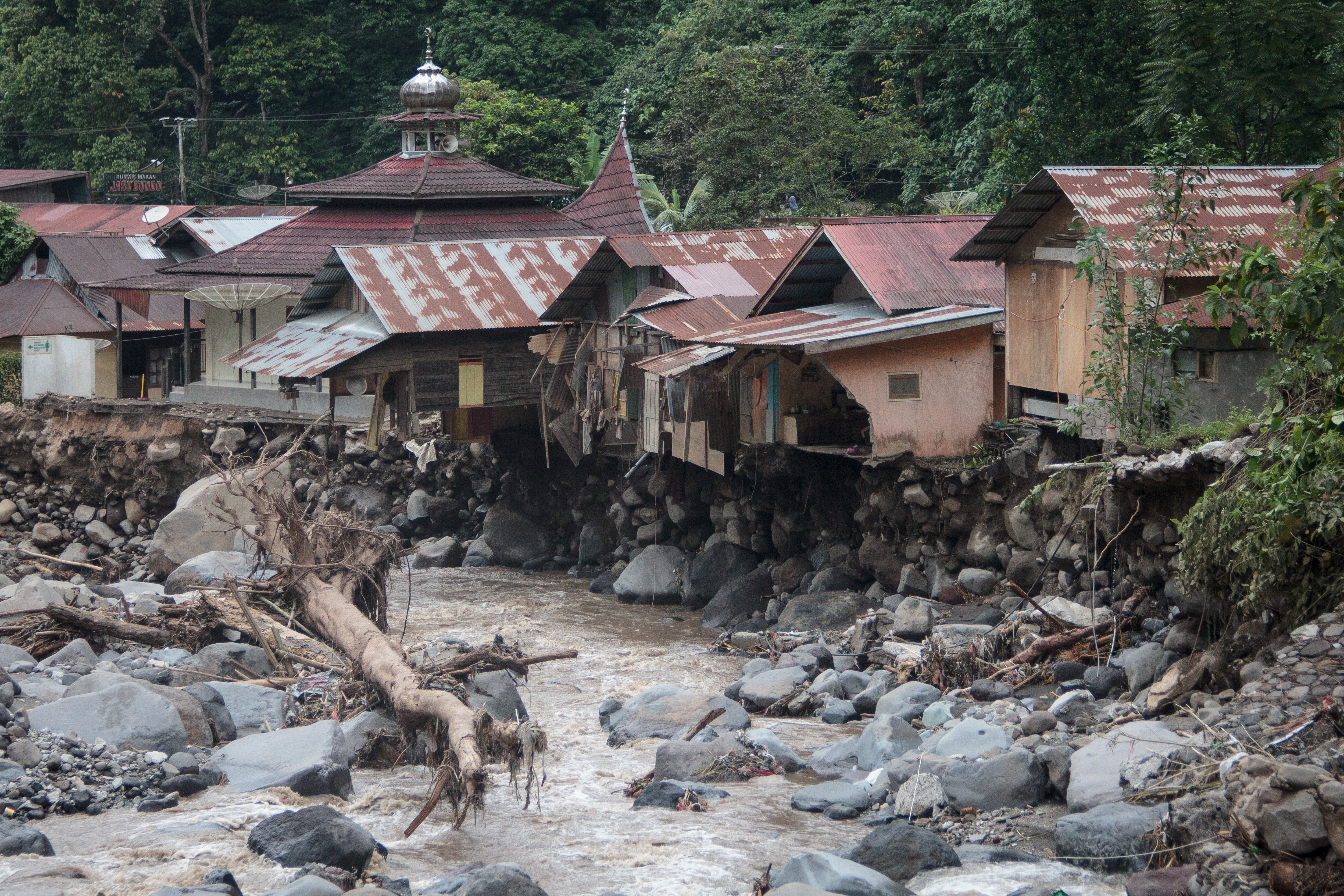 Inundações e deslizamentos de terra na Indonésia deixam 31 mortos e 15 desaparecidos
