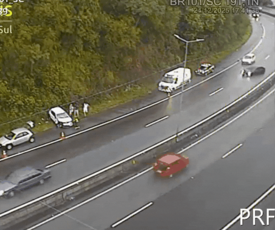 VÍDEO: Carro perde controle e atropela policiais e motoristas durante socorro de outro acidente na BR-101