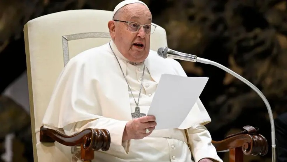 O que se sabe, pelos boletins divulgados pela Santa Sé, é que o papa Francisco ainda está consciente e, na medida do possível, exercendo algumas funções de trabalho. — Foto: Getty Images via BBC